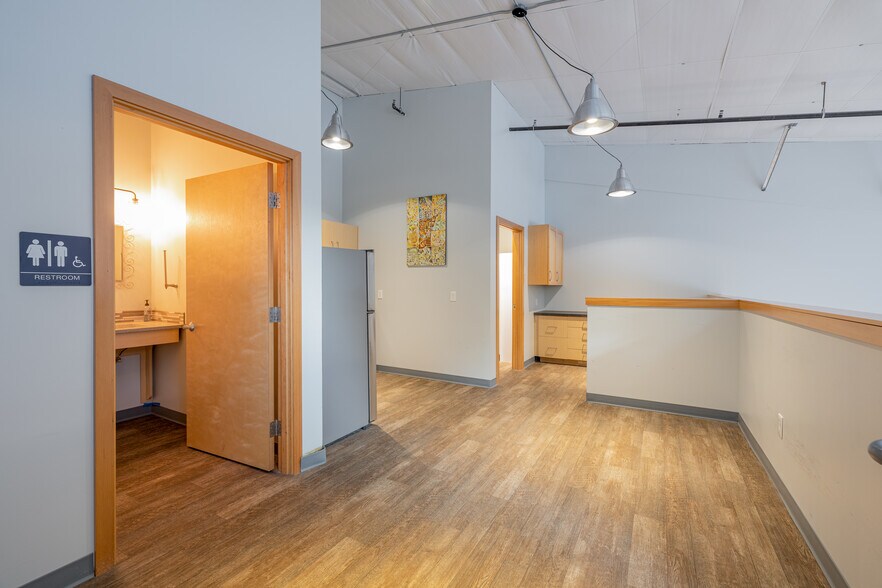 More Photos Of 909 Squalicum Way, Bellingham Flex For Sale