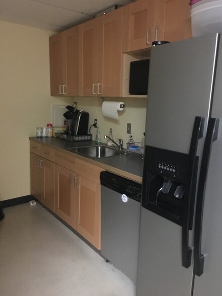 More Photos Of 7901-7905 Cessna Ave, Gaithersburg Warehouse For Lease