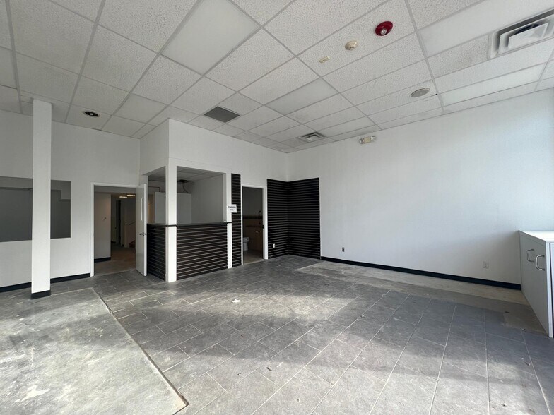 More Photos Of 411 Jericho Tpke, New Hyde Park Storefront Retail Office For Lease