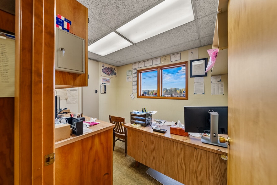 More Photos Of 655 W Umpqua St, Roseburg Radio TVTransmission Facilities For Sale