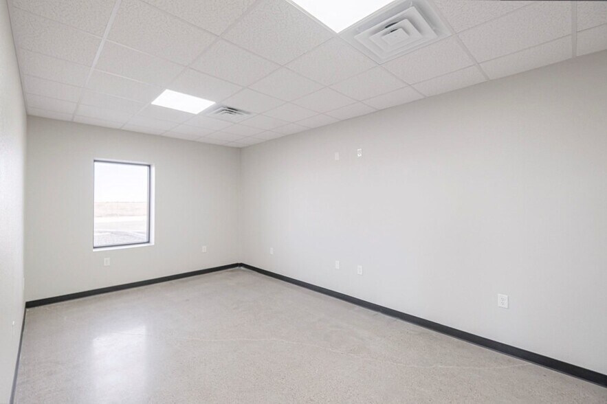 More Photos Of 5261 W Murphy St, Odessa Industrial For Lease