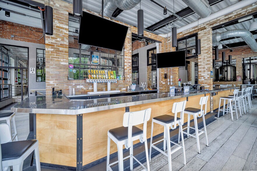 More Photos Of 331 E 13th St, Cincinnati Bar For Lease