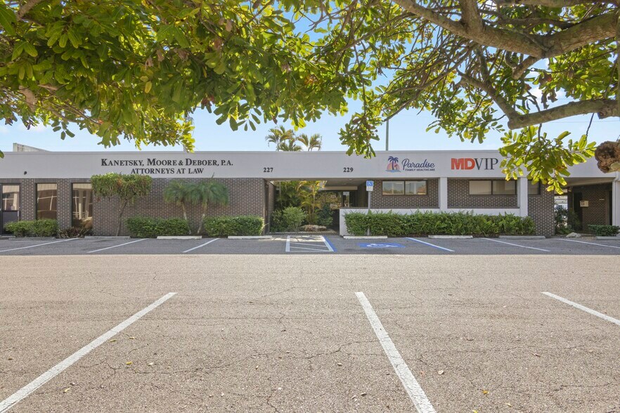 Primary Photo Of 227-233 Nokomis Ave, Venice Office For Sale
