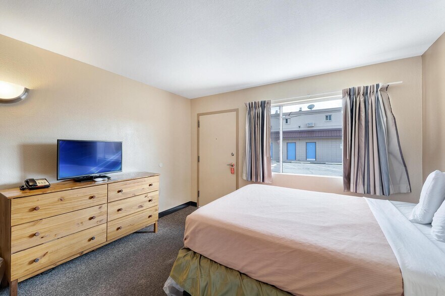 More Photos Of 150 N Lake Powell Blvd, Page Hotel For Sale