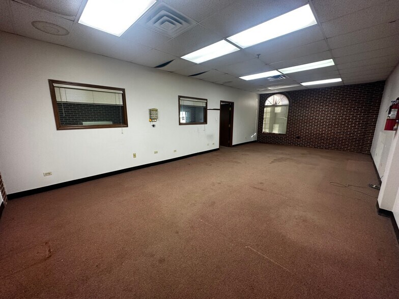 More Photos Of 9401 S Pulaski Rd, Evergreen Park Medical For Sale
