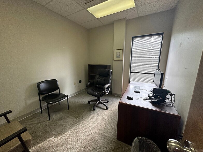 More Photos Of 26 Midway St, Bristol Medical For Sale