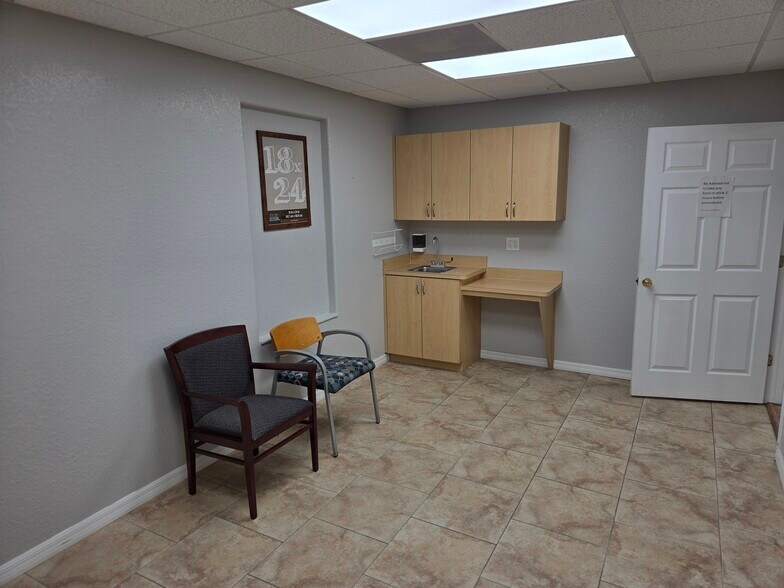 More Photos Of 143 N Oakwood Ave, Brandon Office For Lease