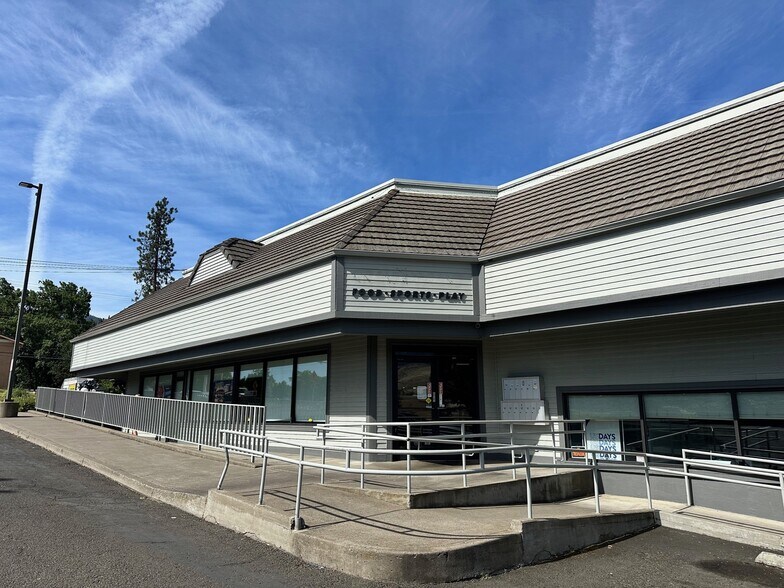 More Photos Of 2345 Ashland St, Ashland General Retail For Sale