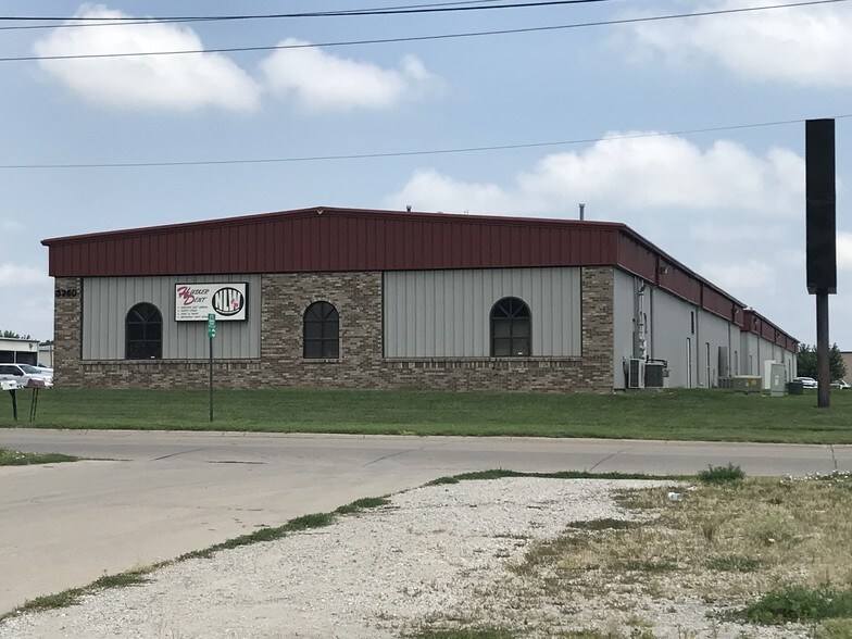 More Photos Of 3260 N 20th St, Lincoln Flex For Lease
