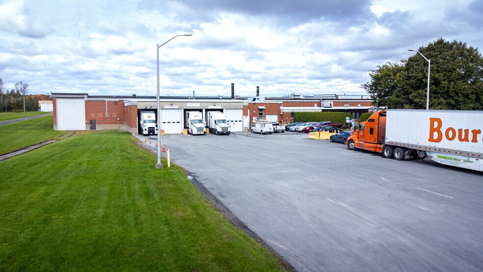 More Photos Of 2900-3070 Rue Cartier, Saint-hyacinthe Warehouse For Lease
