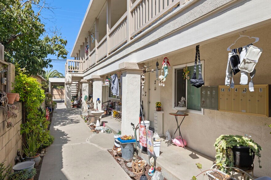 More Photos Of 611 S E St, Oxnard Apartments For Sale