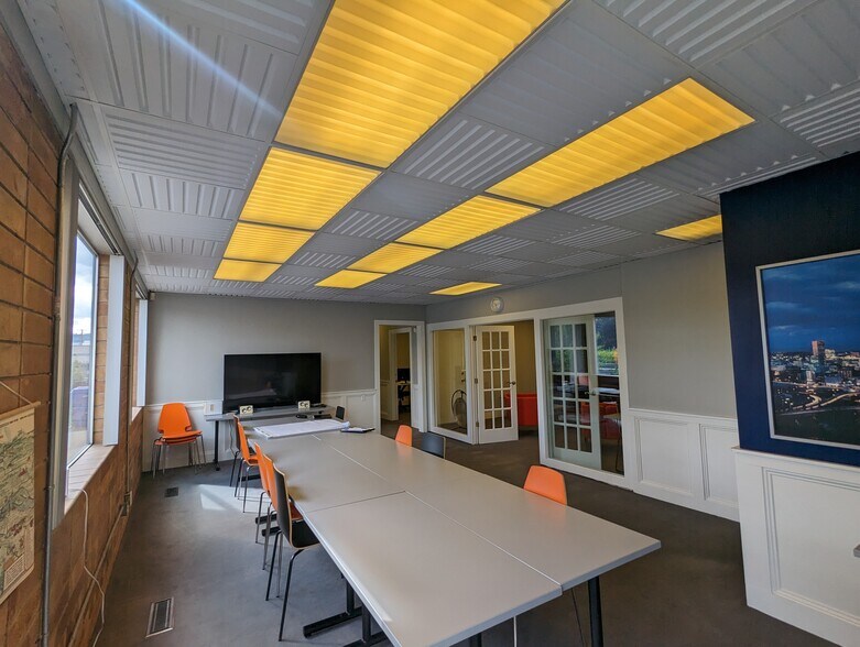 More Photos Of 33-35 NE Weidler St, Portland Office For Sale