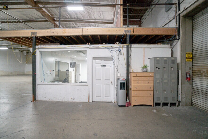 More Photos Of 13501 S Main St, Los Angeles Warehouse For Lease