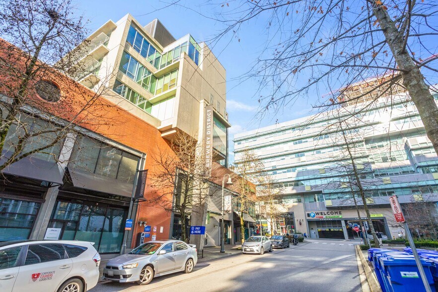 More Photos Of 233 Nelson's Cres, New Westminster Medical For Sale