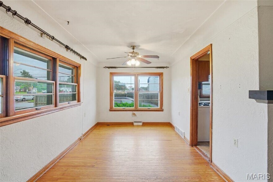 More Photos Of 5912 N Belt W, Belleville Flex For Sale