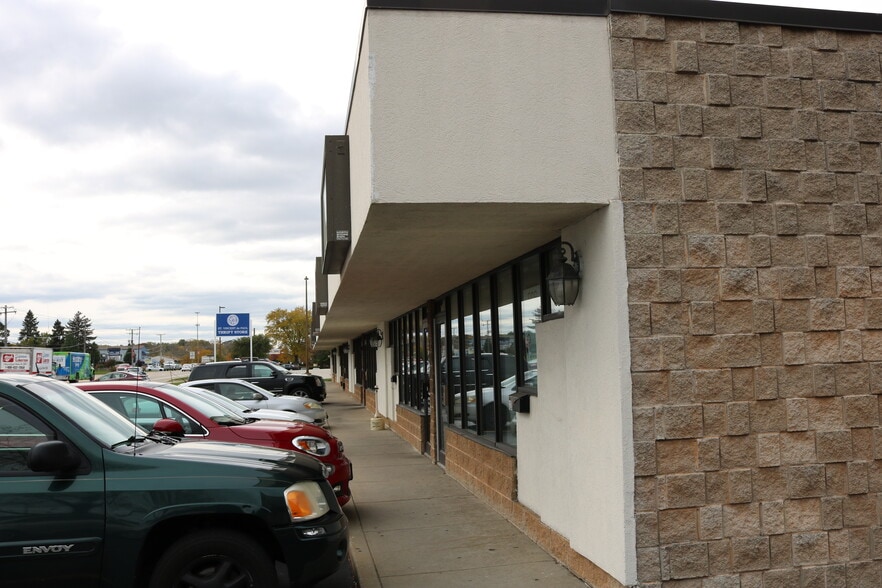 More Photos Of 116-134 Peterson Rd, Libertyville Unknown For Lease