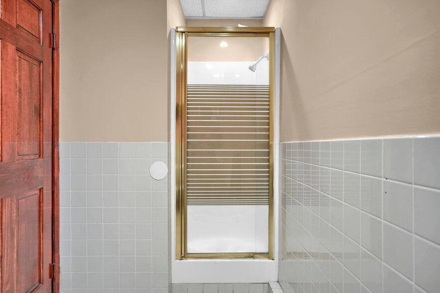 More Photos Of 3317-3347 NW 74th St, Miami Warehouse For Sale