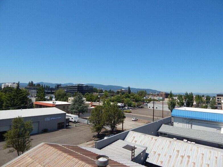 More Photos Of 327 S Fir St, Medford Warehouse For Sale