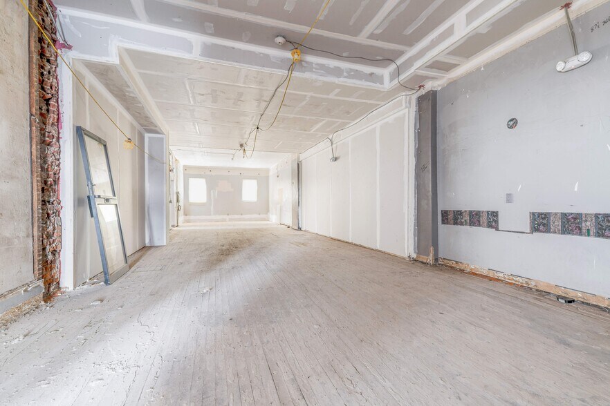 More Photos Of 90 John St S, Hamilton Storefront Retail Residential For Lease