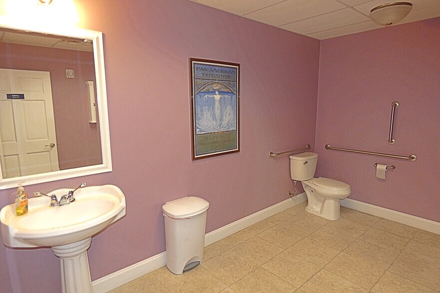 More Photos Of 10 W Main St, Lancaster Flex For Lease
