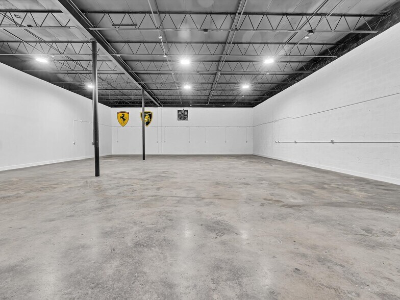 More Photos Of 7880-7882 NW 56th St, Miami Warehouse For Lease