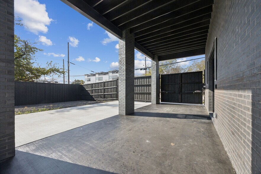 More Photos Of 446 Tyler St, Dallas Office For Sale