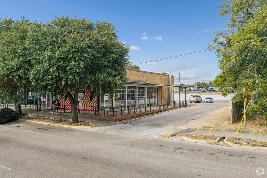 More Photos Of 301 N Guadalupe St, San Marcos Storefront Retail Office For Lease