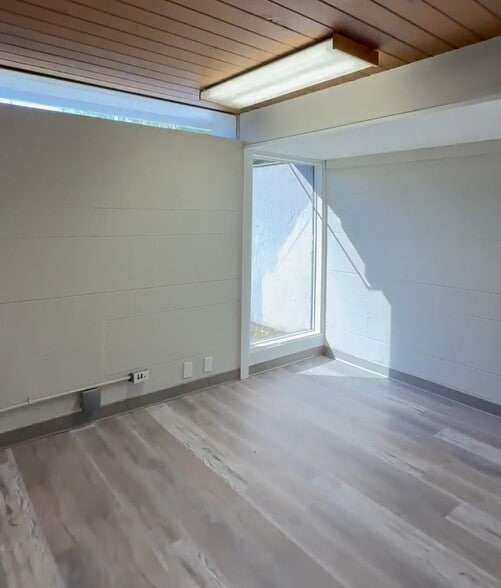 More Photos Of 1126 Cesery Blvd, Jacksonville Veterinarian Kennel For Lease