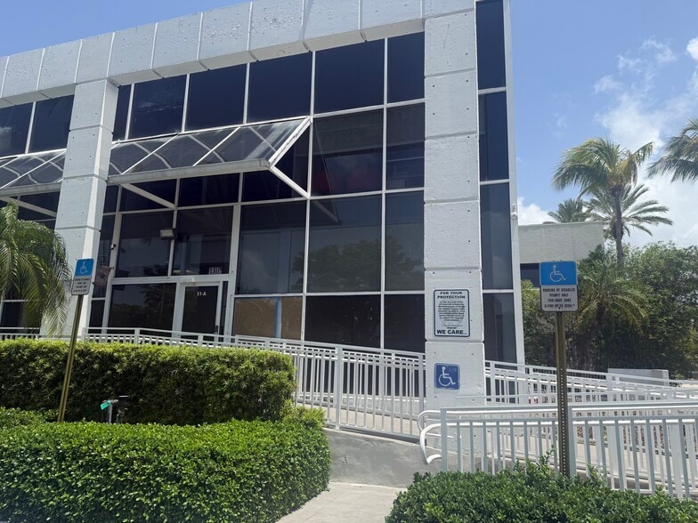 More Photos Of 260 Crandon Blvd, Key Biscayne Bank For Sale