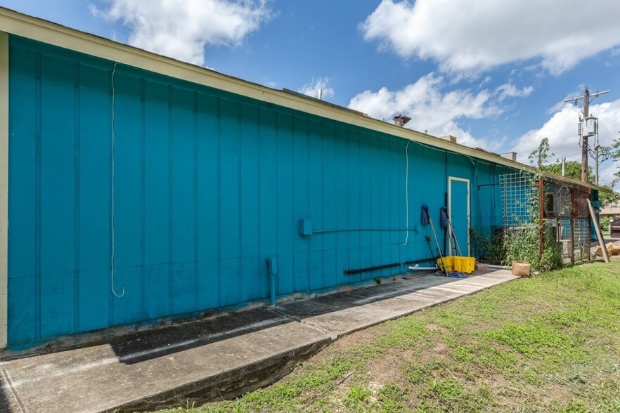 More Photos Of 7911 Culebra Rd, San Antonio Restaurant For Sale