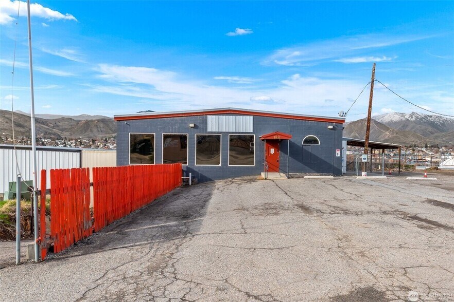 More Photos Of 1052 Valley Mall Pky, East Wenatchee Flex For Sale
