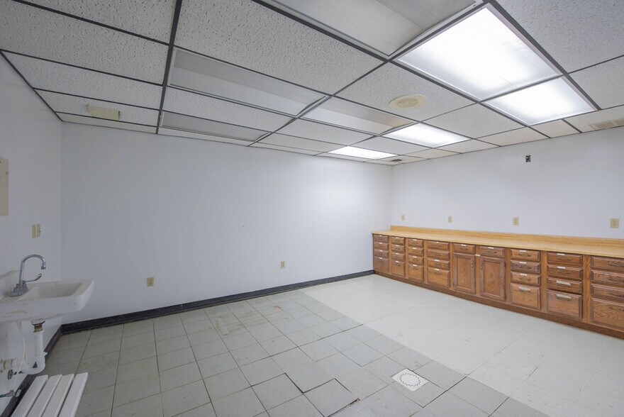 More Photos Of 493 Main St, Warsaw Medical For Sale