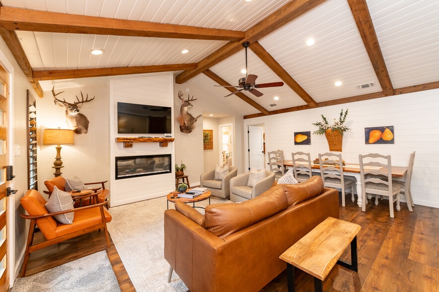 More Photos Of 15600 Ranch Road 12, Wimberley Showroom For Sale
