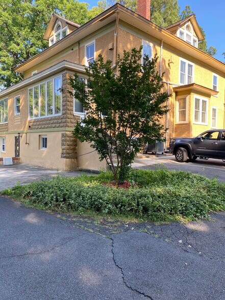 More Photos Of 800 3rd St, Herndon Office For Lease