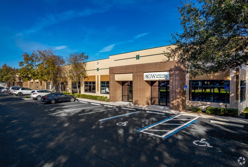 More Photos Of 9843 18th St N, Saint Petersburg Flex For Lease