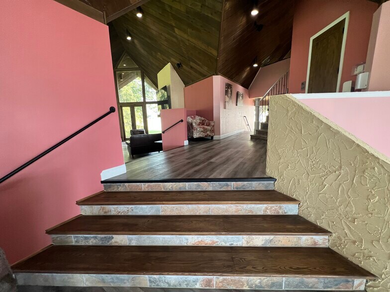 More Photos Of 10804 Wilkshire Blvd, Bolivar Office For Sale