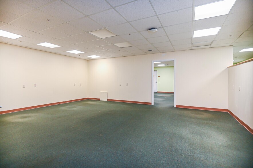 More Photos Of 127 Long Sands Rd, York Storefront For Lease
