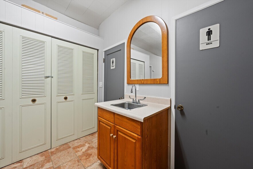 More Photos Of 11 S Cascade St, Kennewick Office For Sale