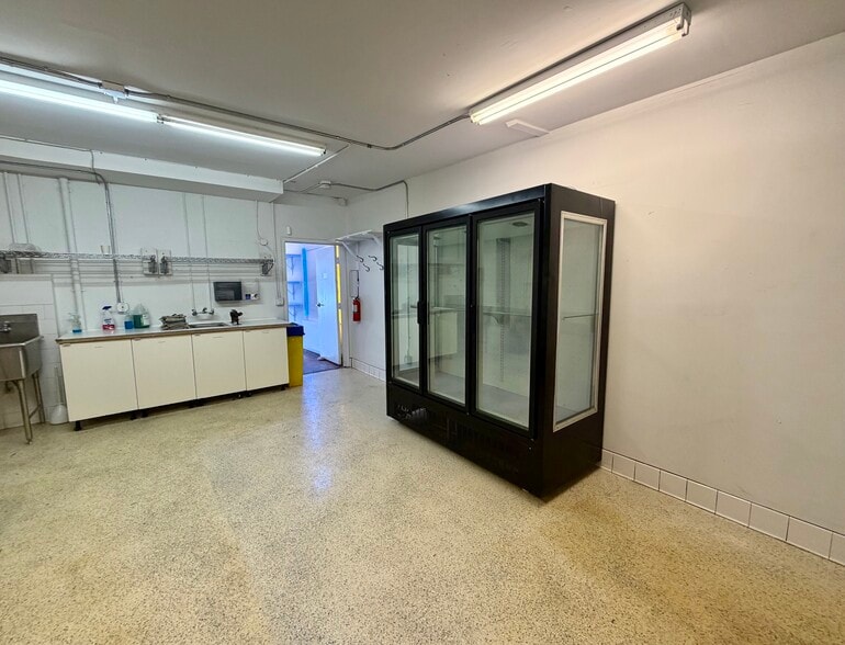 More Photos Of 816 Lincoln Blvd, Venice Storefront For Lease