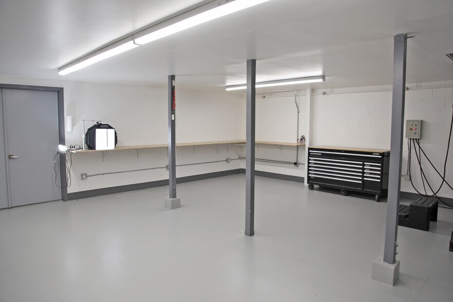 More Photos Of 1190B Shafter Ave, San Francisco Warehouse For Sale