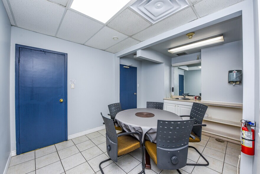 More Photos Of 1300 Steeles Ave E, Brampton Office For Lease