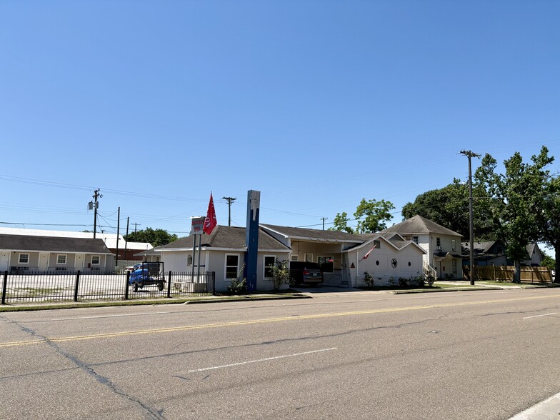 More Photos Of 405 W Jackson St, El Campo Hotel For Sale