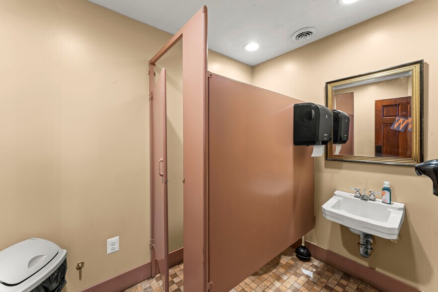 More Photos Of 88 N Main St, Washington Storefront Retail Residential For Sale