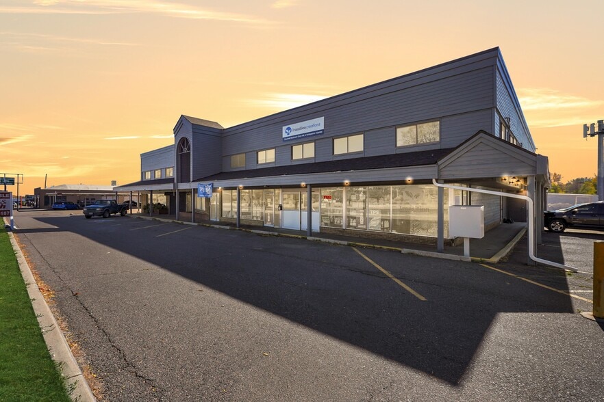 More Photos Of 8646 W Colfax Ave, Lakewood Freestanding For Lease