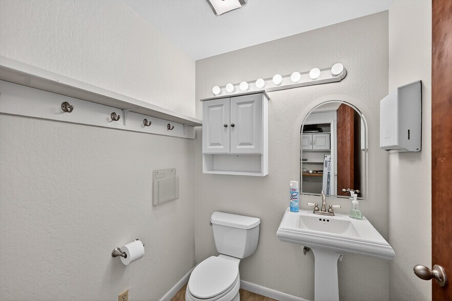 More Photos Of 496 East Ave, Lincoln Medical For Sale