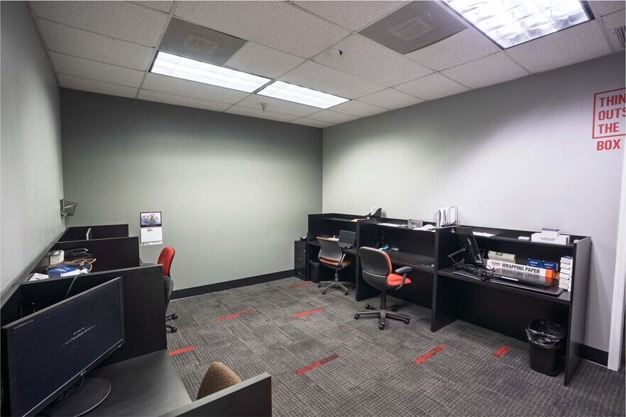 More Photos Of 5501-5519 Pioneer Park Blvd, Tampa Distribution For Lease