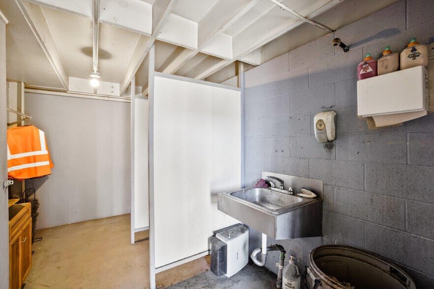 More Photos Of 9800 S Congress St, New Market Auto Repair For Sale