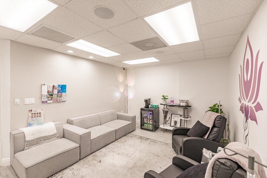 More Photos Of 848 1st Ave N, Naples Medical For Lease