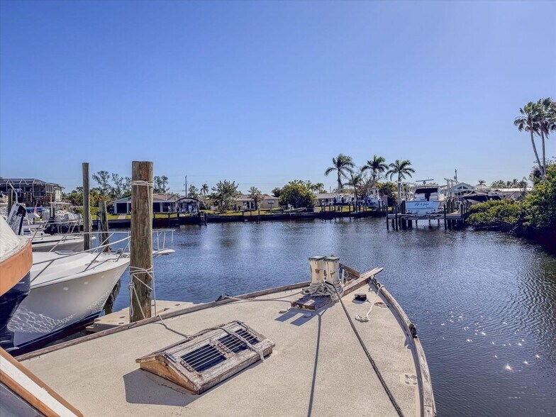 More Photos Of 17671-17681 San Carlos Blvd, Fort Myers Marina For Sale