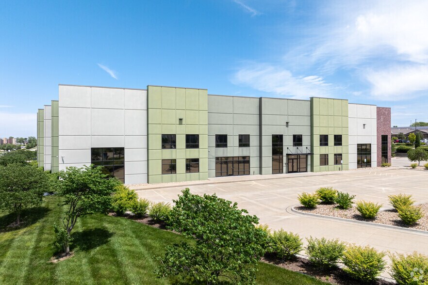 More Photos Of 2620 NE McBaine Dr, Lee's Summit Warehouse For Lease